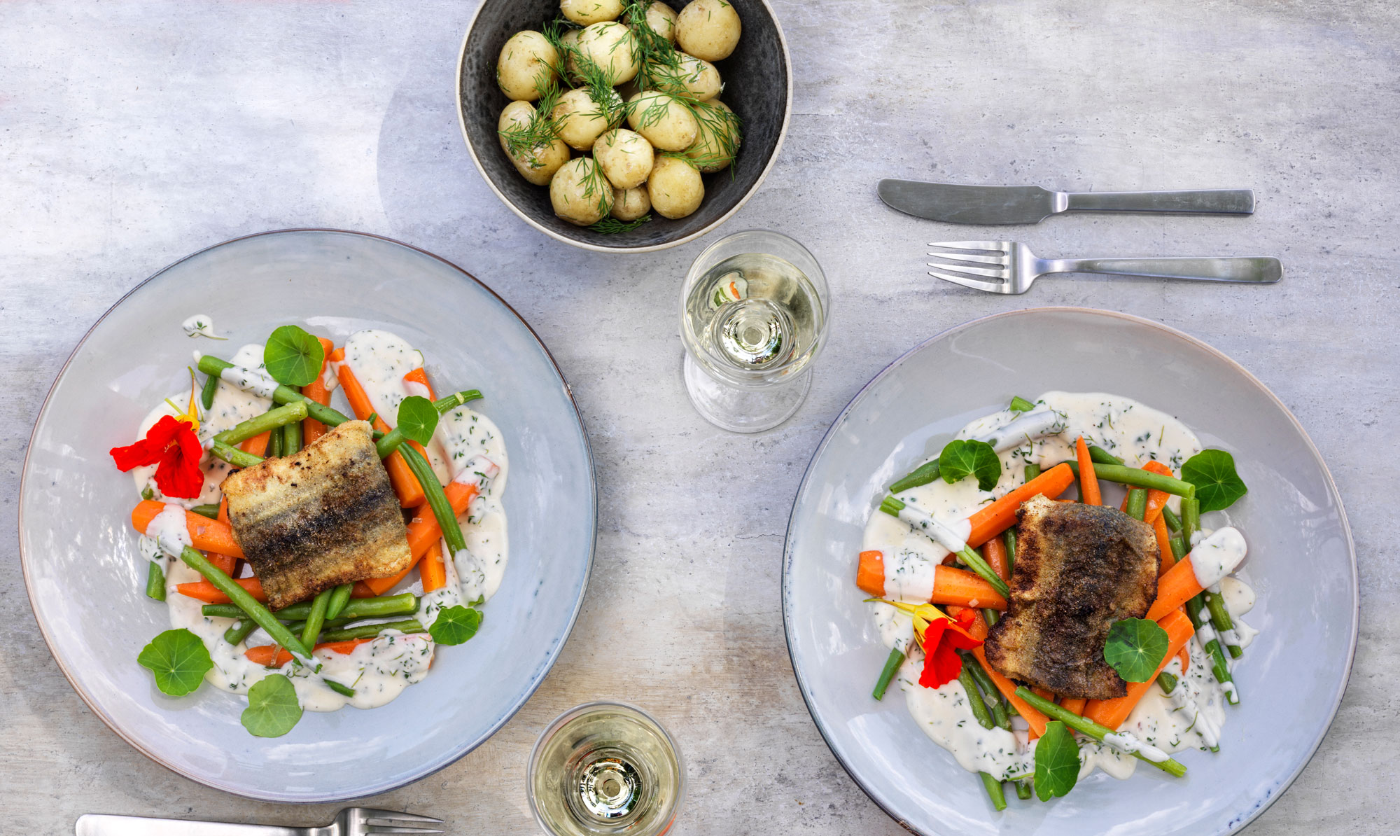 Lav en lækker middag med hornfisk og skønt tilbehør. Sprødstegte hornfiskefileter med cremet karsesovs