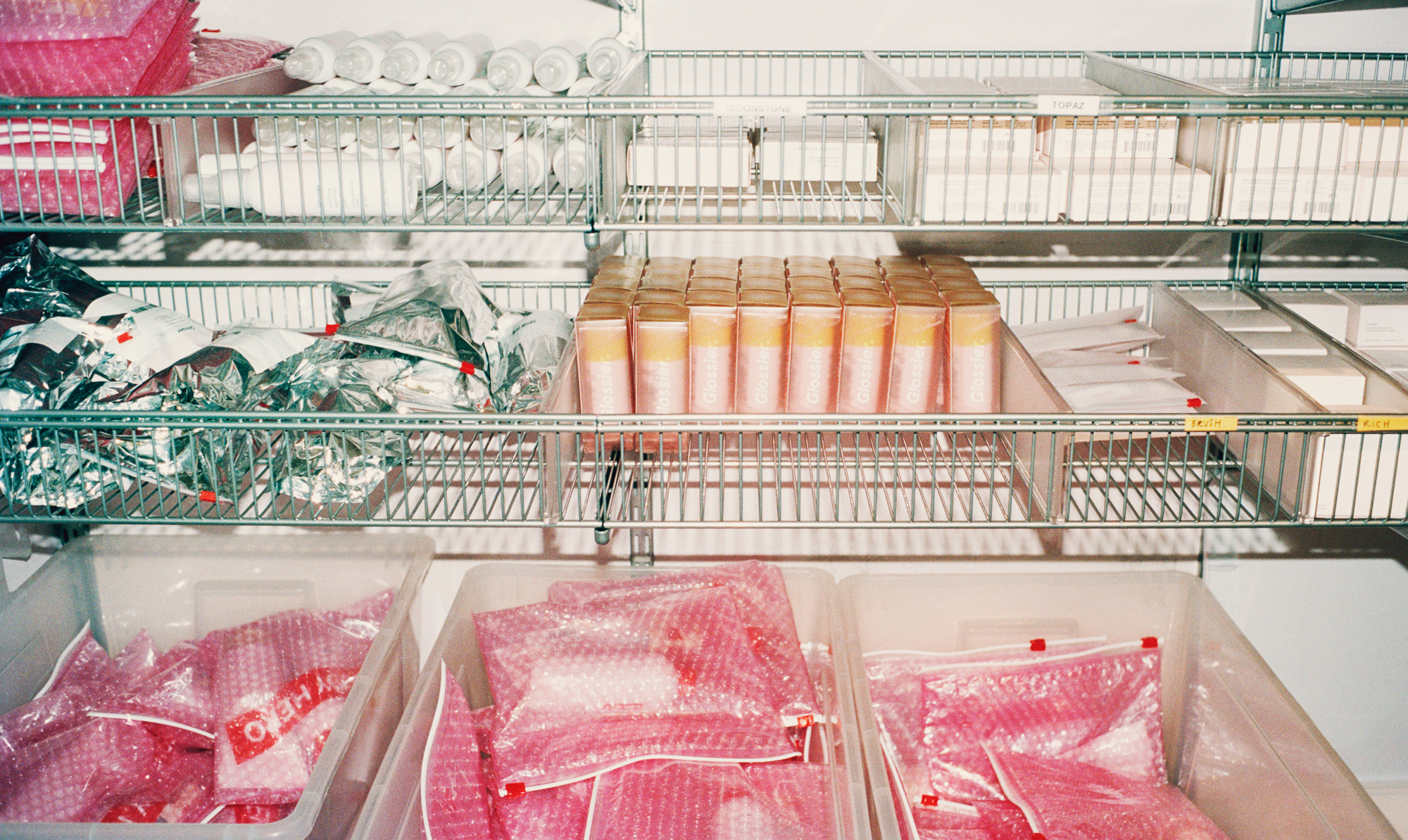 Bliv klogere på hvad de lækre Glossier-produkter betyder for to dedikerede fans. Glossier-produkter