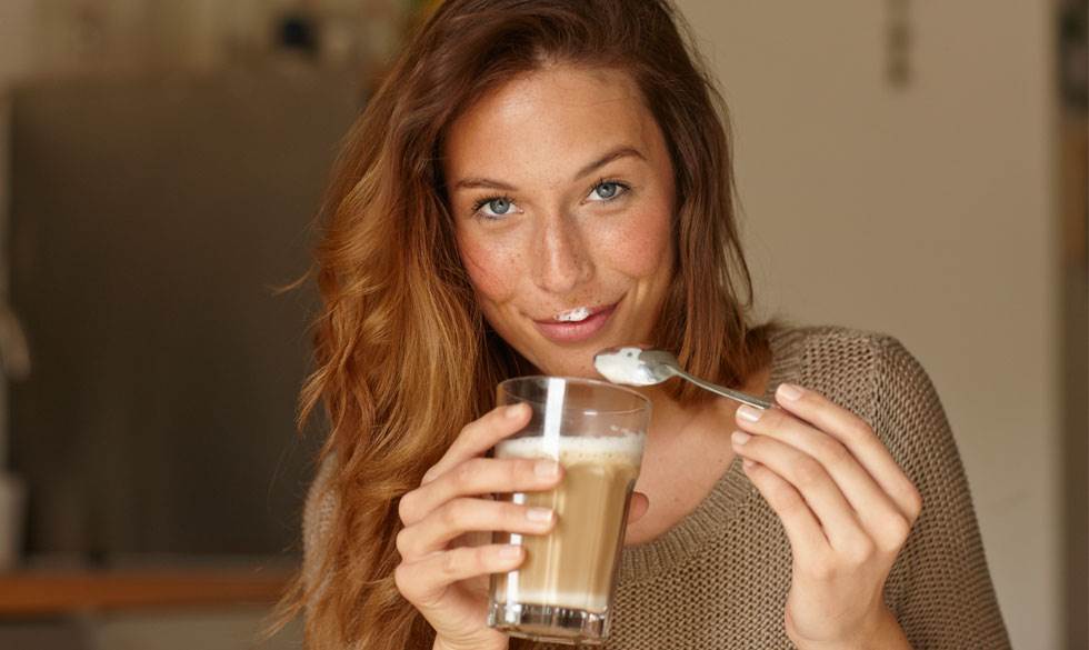 Få et hurtigt overblik over laktoseintolerans her. Kvinde drikker kaffe