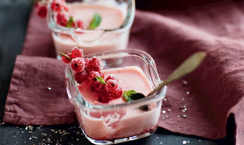 Panna cotta med hindbær og 'frosne' ribs Opskrift på panna cotta med hindbær og ‘frosne’ ribs