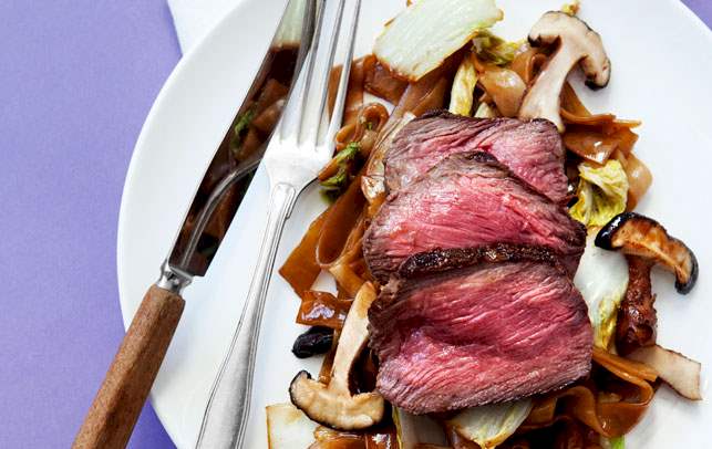 Steak og glasnudler med lynstegt kinakål og svampe i sød soja Opskrift på steak og glasnudler med lynstegt kinakål og svampe i sød soja