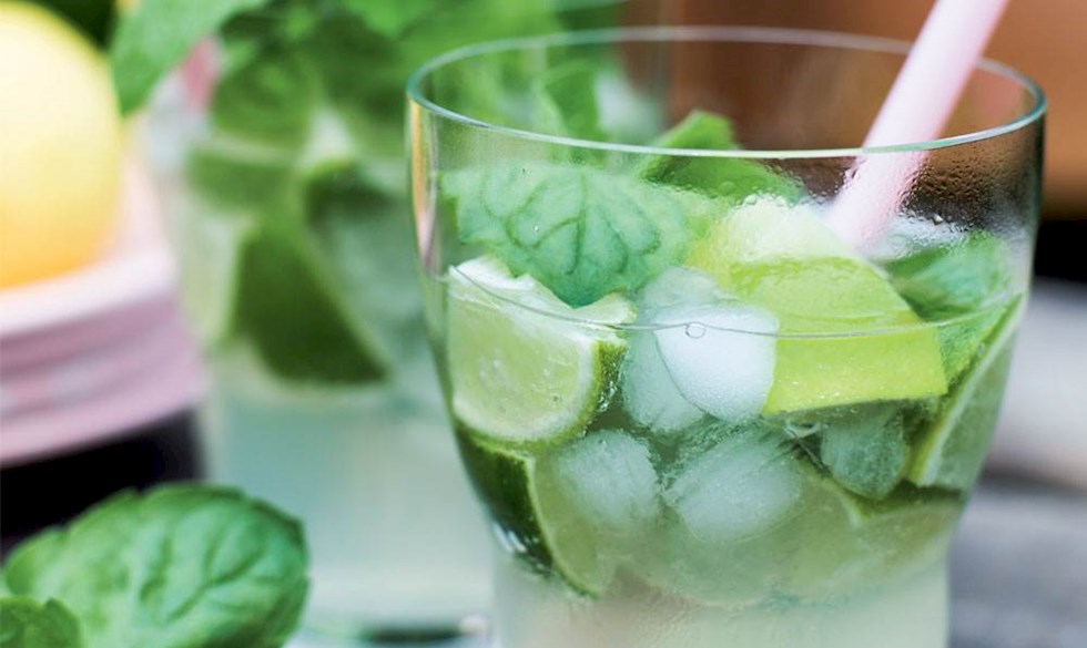 Server en kølig mojito en varm sommeraften. Klassisk mojito