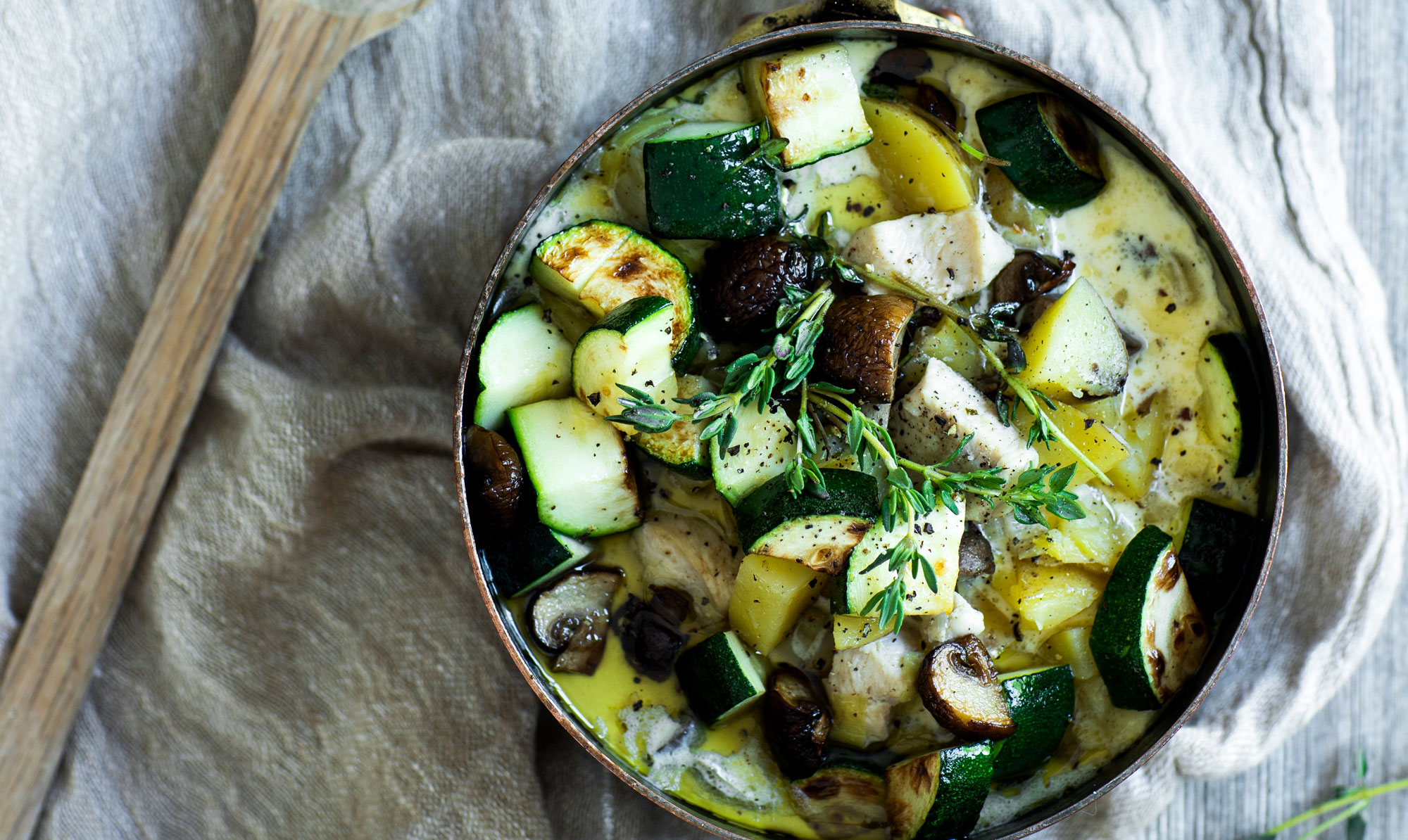 Skøn gryderet med kylling. Nem gryderet: Kyllingegryde med champignon, squash og kartofler