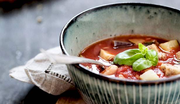 Grøntsagssuppe med sprøde krydderurtebrød Opskrift på grøntsagssuppe med sprøde krydderurtebrød