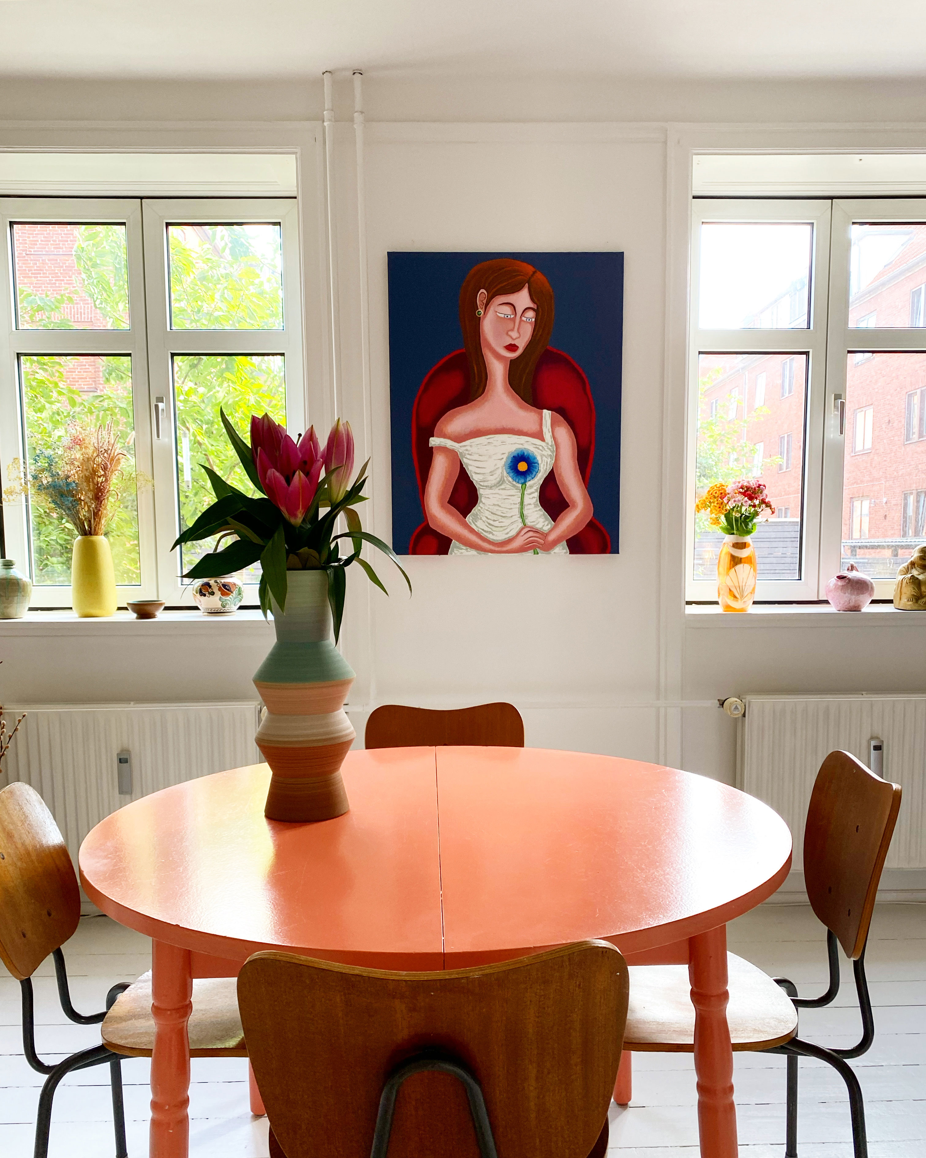 Det runde spisebord er genbrug fra Kirkens Korshær i Silkeborg og vase fra Bahne.