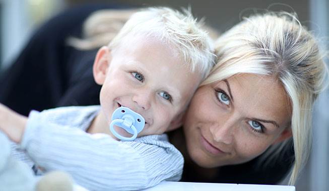Prøv at finde ind til, hvordan dit barn har det, og hvad han tænker og føler. Nysgerrighed er en god måde til at undgå konflikter og styrke børns selvfølelse, mener familieterapeut Petra Krantz Lindgren. Sådan giver du anerkendende opdragelse