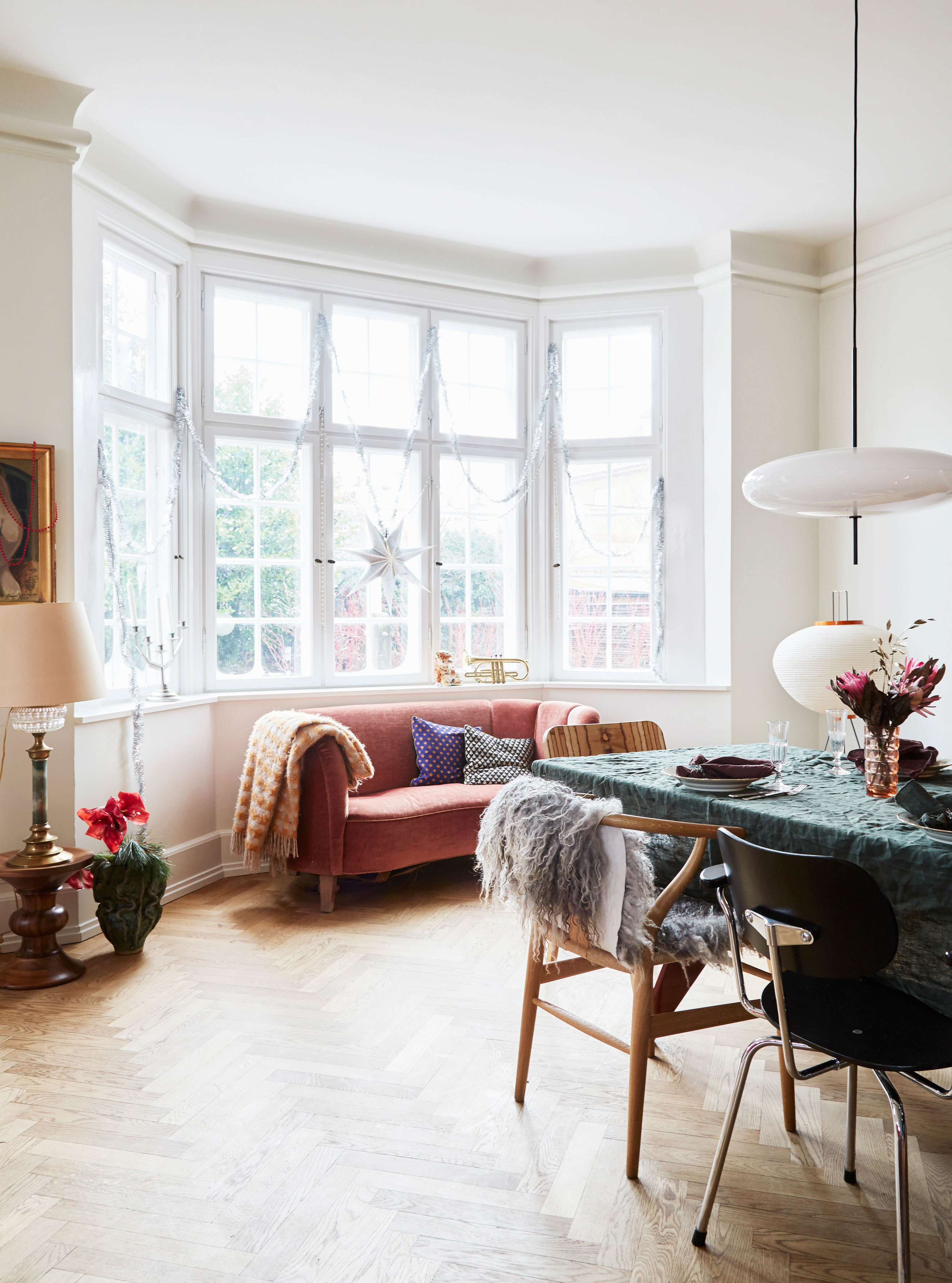Julebordet er dækket med en grøn hørdug fra Broste og vintagestel fra Royal Copenhagen.