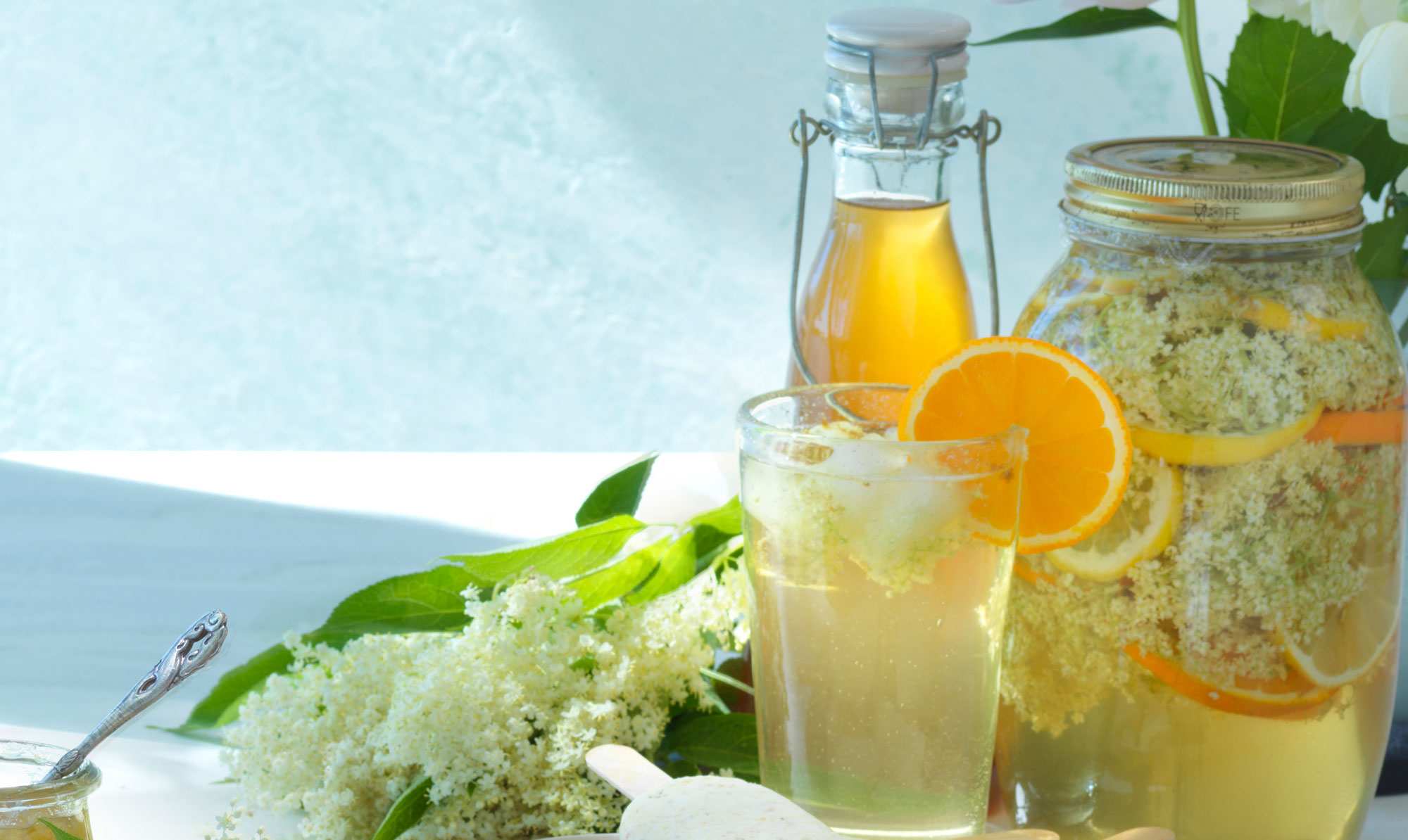 Hyldeblomstsaft smager af sommer! Sådan laver du hyldeblomstsaft med appelsin
