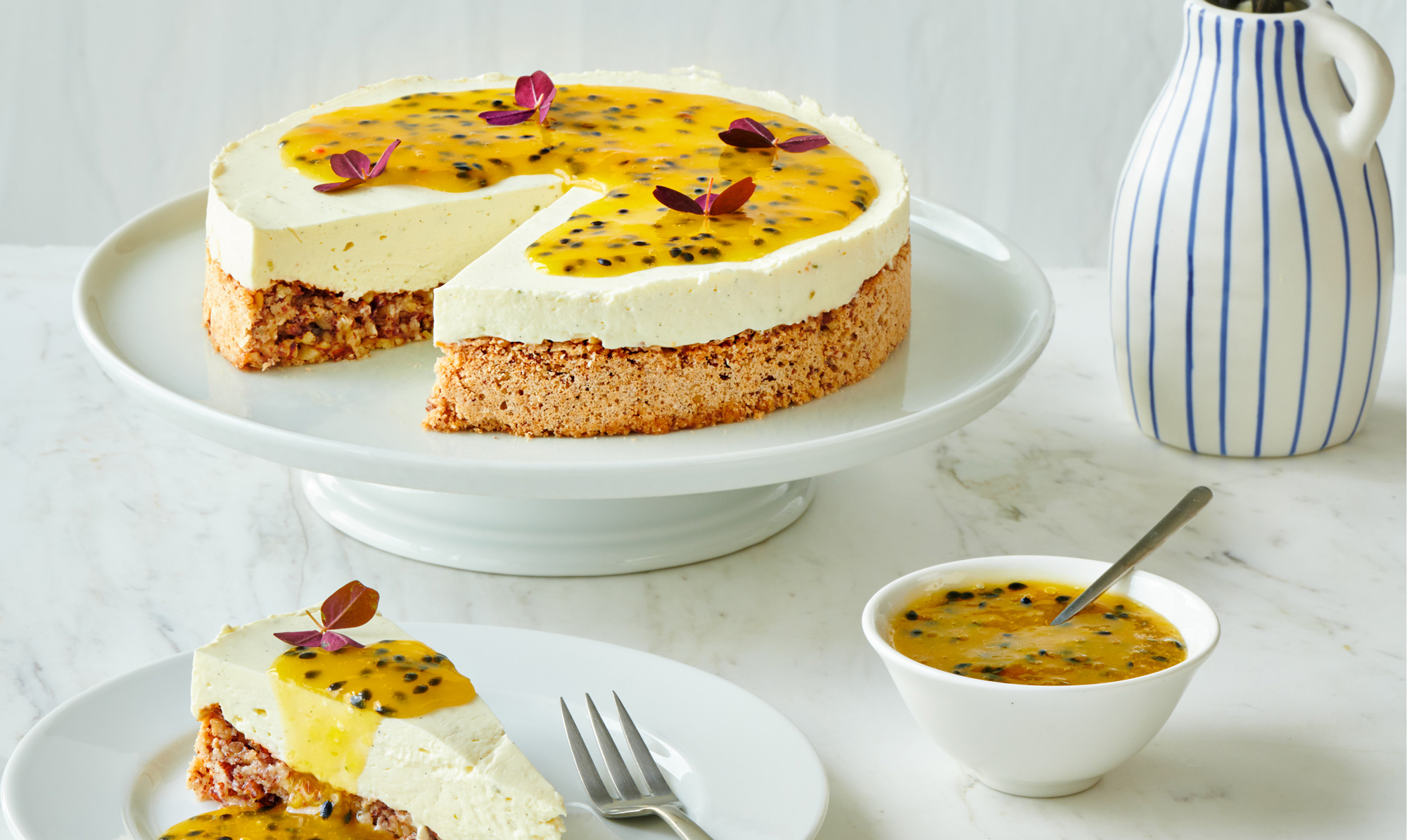 Lækker og frisk cheesecake. Cheesecake med mandelbund og passionsfrugt