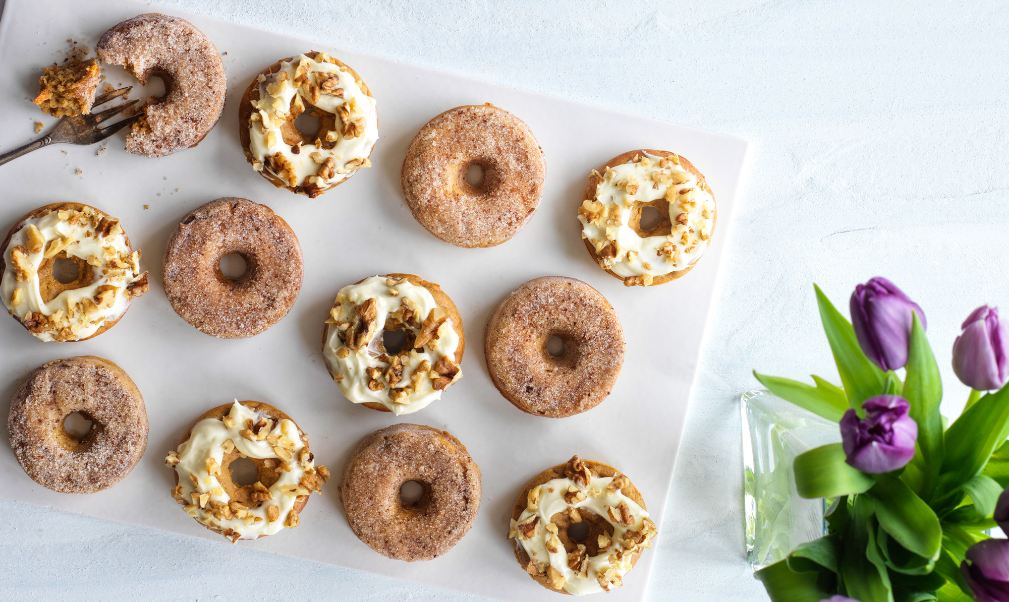 Find opskriften her! Gulerod-doughnuts med kanelsukker og frosting
