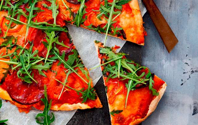 Pizza med spicy salami og peberfrugt Opskrift på pizza med spicy salami og peberfrugt