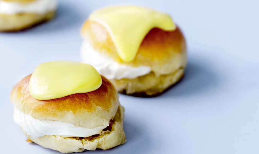 Skønne hjemmebagte fastelavnsboller med lækkert fyld af marcipan, flødeskum & syltetøj. Fastelavnsboller med marcipan