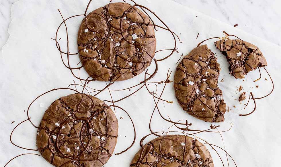 Lækre sprøde cookies med et chewy twist af brownie. Brownie cookies opskrift