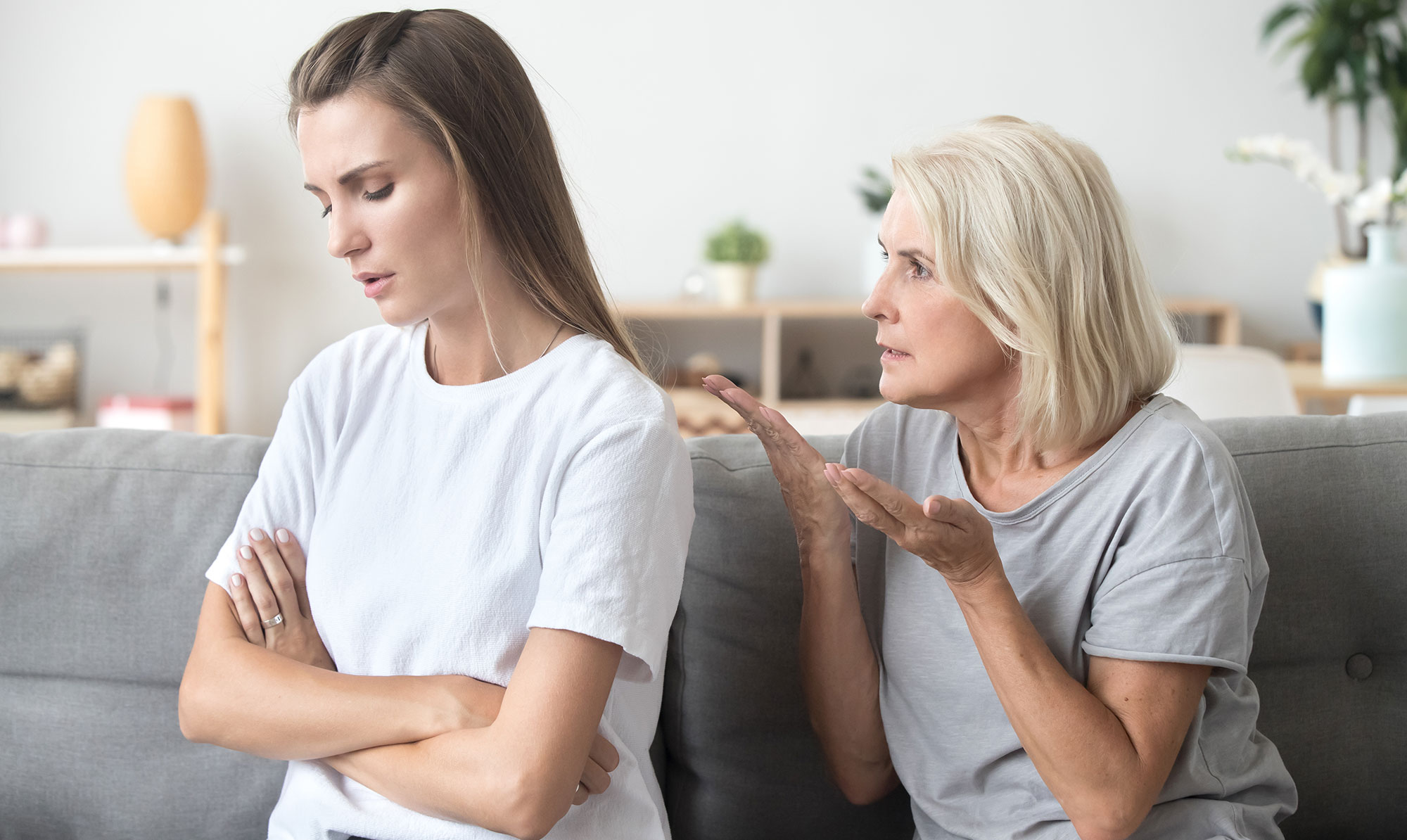 Mine forældre synes ikke, at min kæreste giver mig nok plads og kærlighed i hverdagen, hvad gør jeg? Det tager Vibeke Dorph stilling til. bekymrede forældre