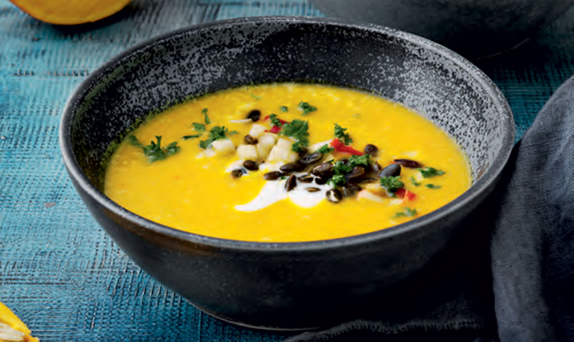 Skøn og spicy græskarsuppe. Spicy græskarsuppe med tamari-græskarkerner, yoghurt og persille