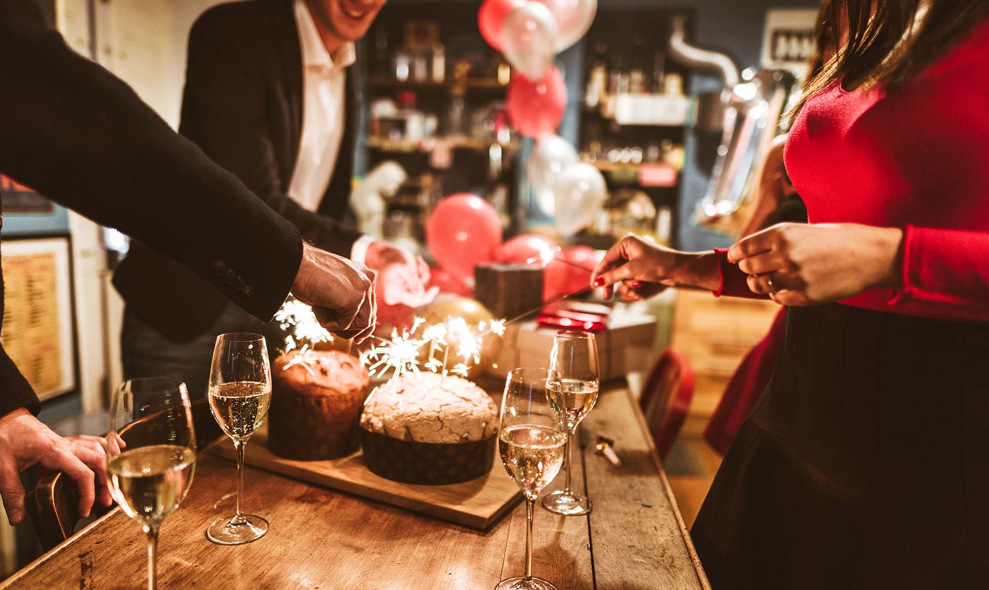 Det kan være svært at finde den helt rigtige vin til nytårsaften. Men fortvivl ej - vi guider dig til den rette vin og de rigtige bobler her. Vinguide til nytårsaften