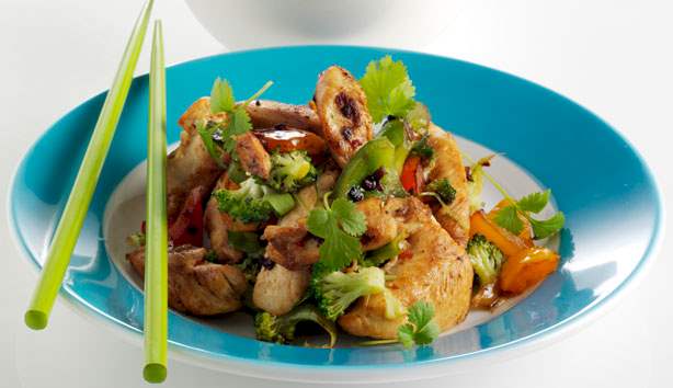 Lynstegt kylling i wok Opskrift på lynstegt kylling i wok