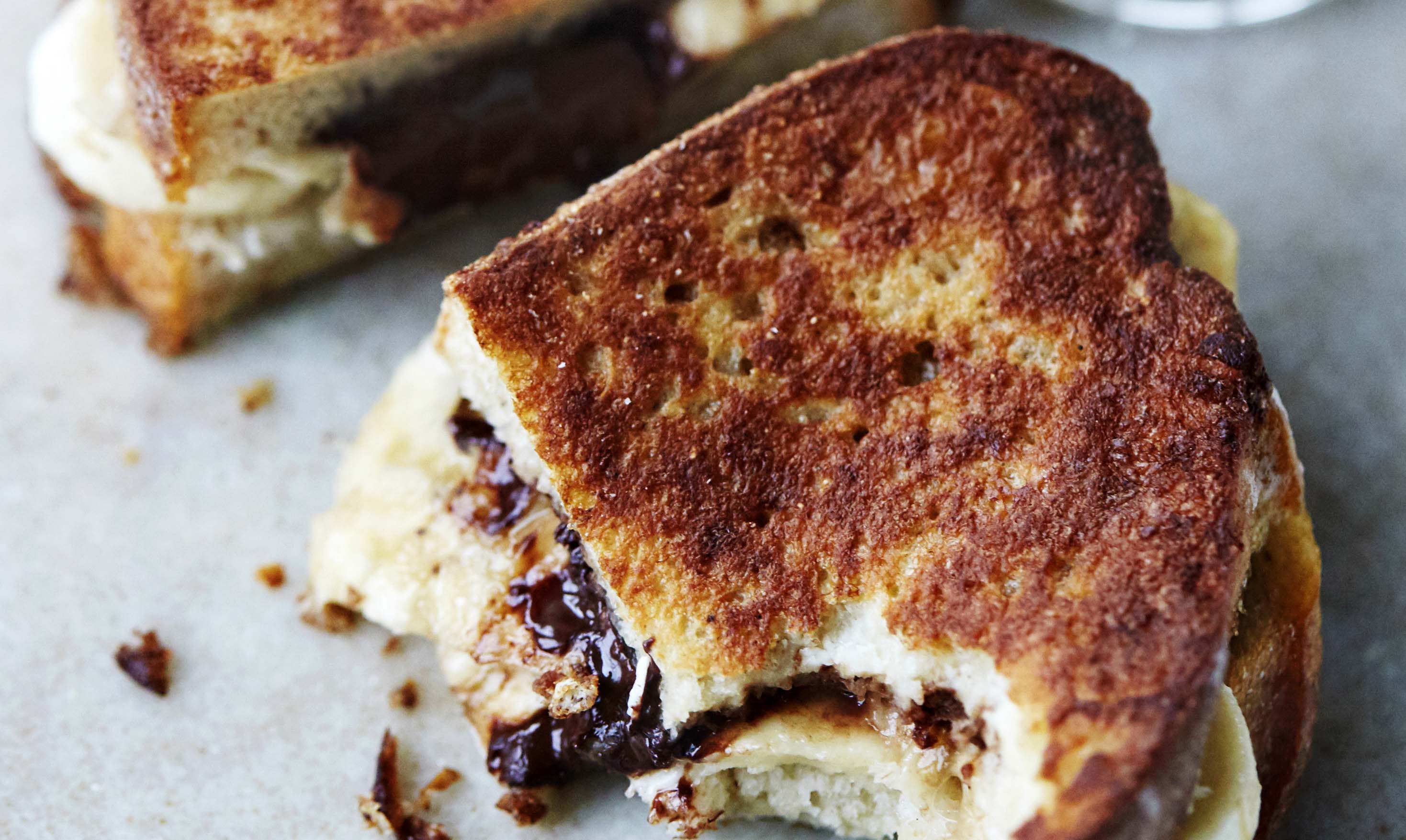 Lækker dessert-toast, som med garanti vil gøre lykke hos familiens yngste! French toast med chokolade