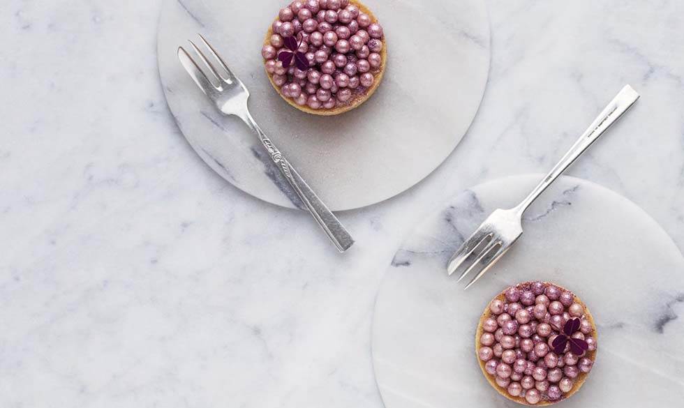 De fine små tærter er oplagte som en festlig nytårsdessert. Nytårsdessert med citron og hvid chokolade