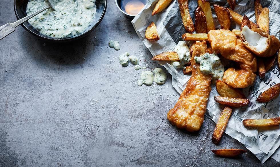 Sådan her kan du servere din fish 'n' chips. Du kan også nøjes med at bruge en tallerken. Opskrift: Fish 'n' chips