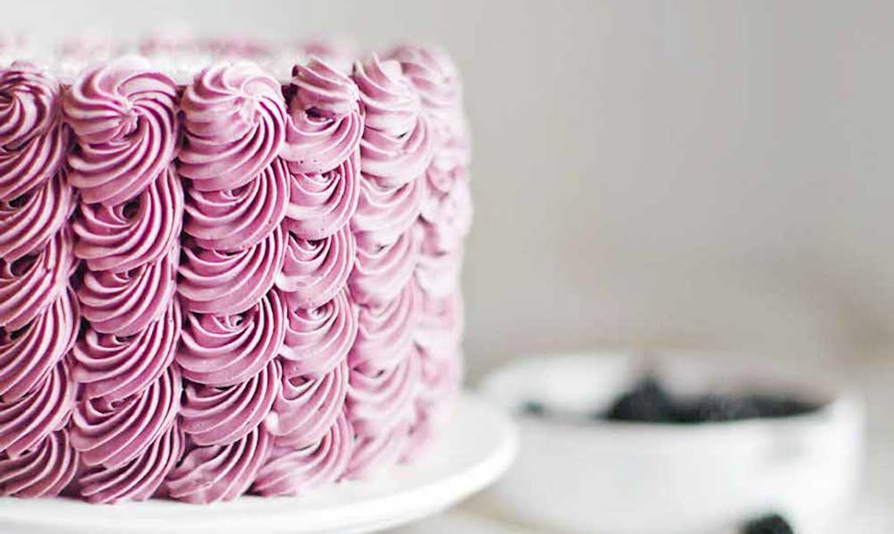 Den fineste bryllupskage: Smuk, romantisk chokoladelagkage med brombærfrosting. bryllupskage med chokolade og brombær