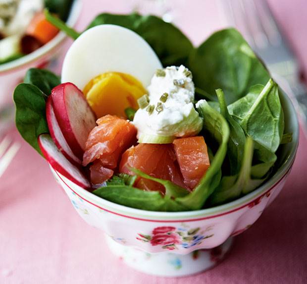 Røget laks med rygeost og spinatsalat