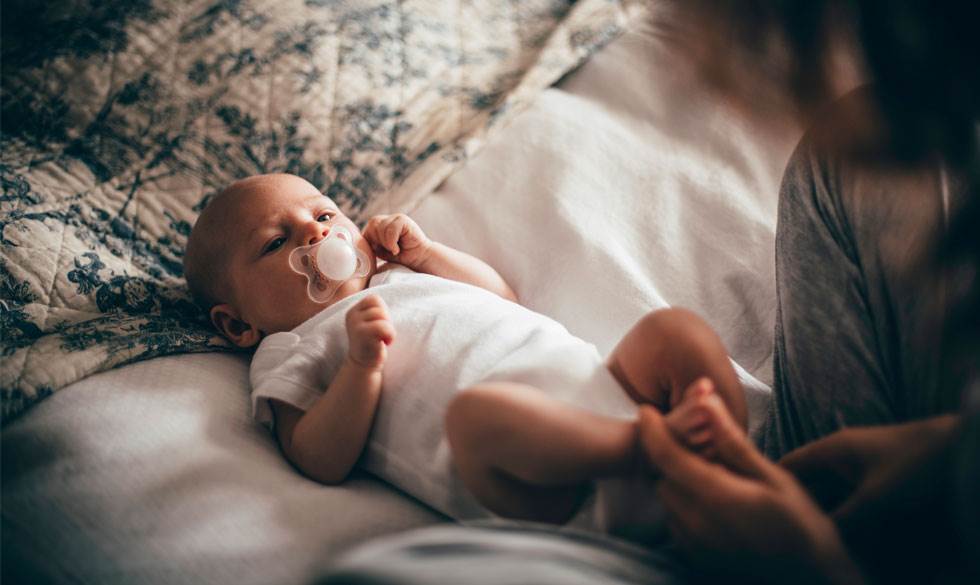 Katrine Birk guider dig til, hvordan du hjælper din baby mod ondt i maven med zoneterapi og akupressur. Baby får zoneterapi