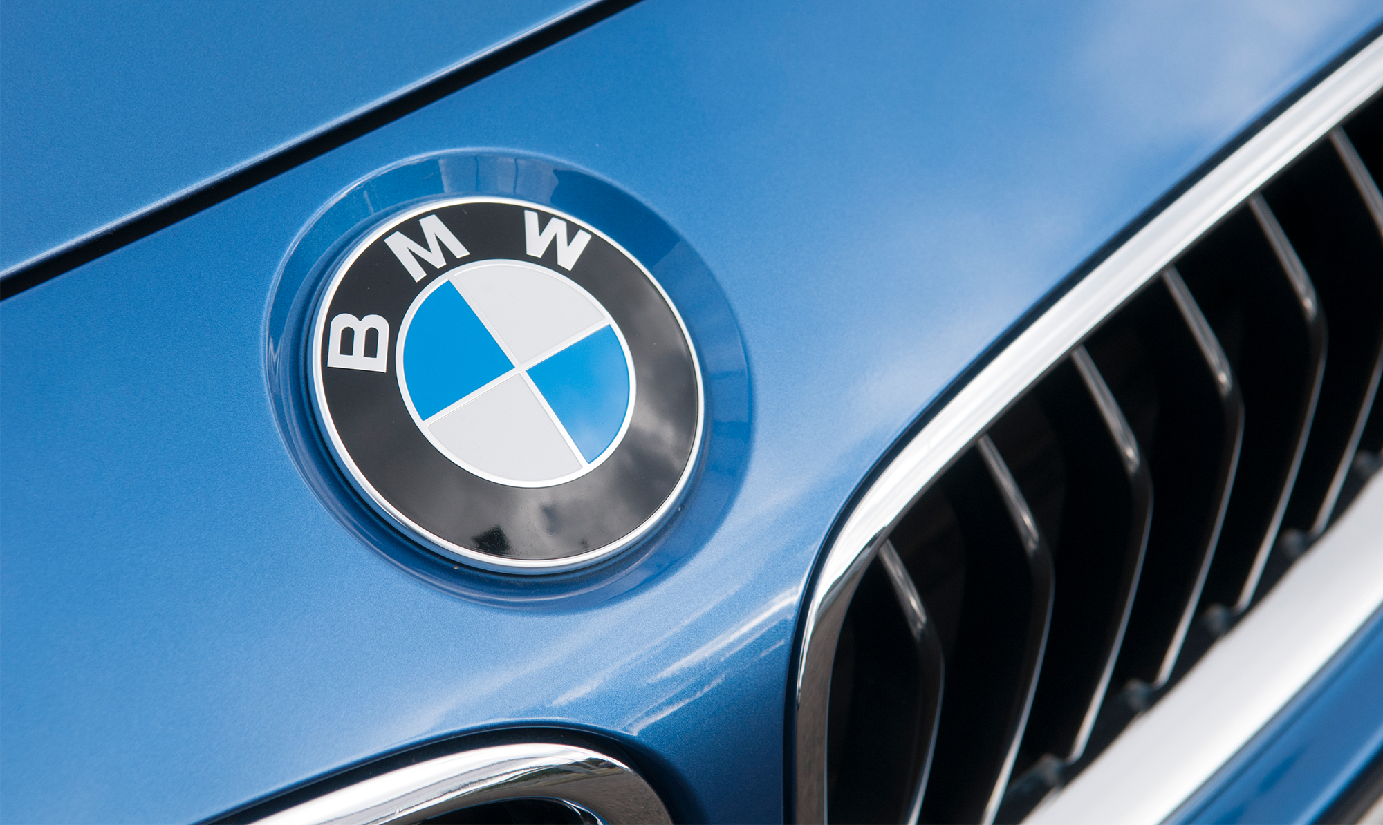 Ny undersøgelse: Mænd, der ejer en BMW eller en Mercedes, kører mere råddent