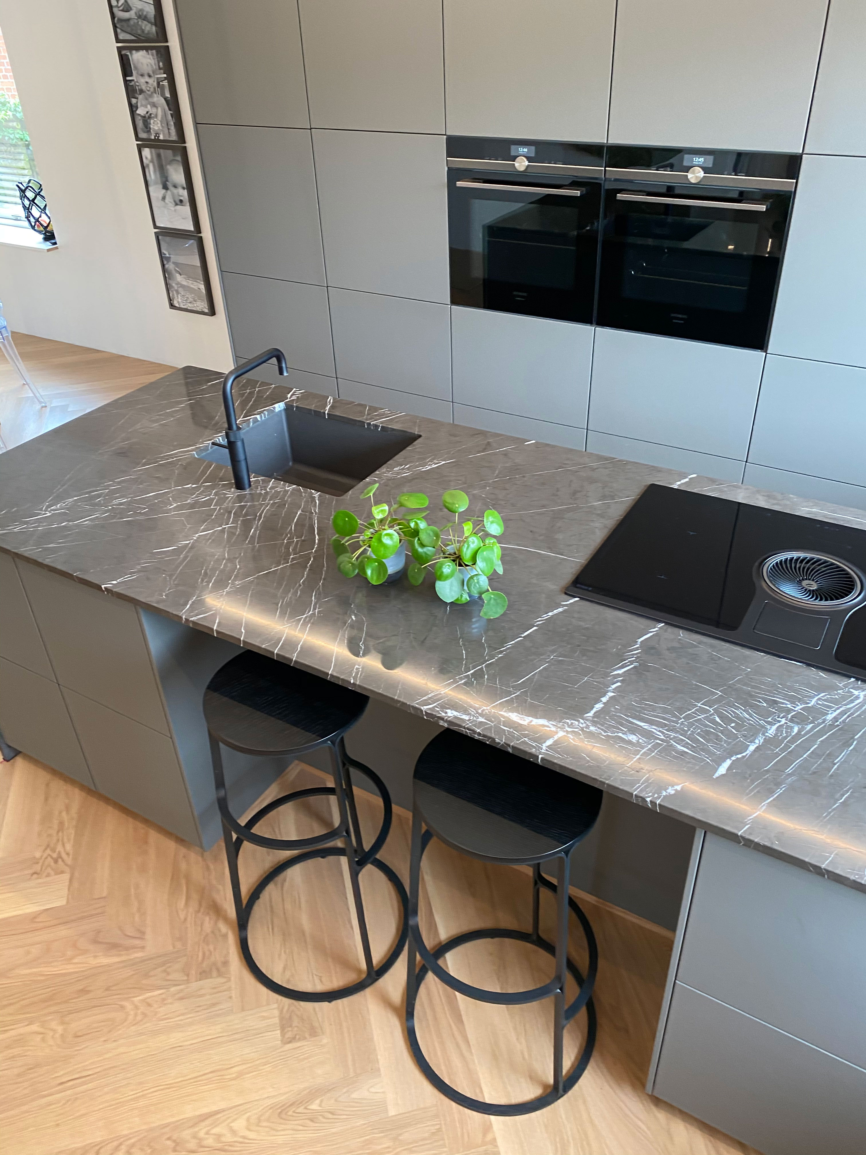 Køkken fra IKEA og barstolene er fra Lauritz.com Esbjerg.