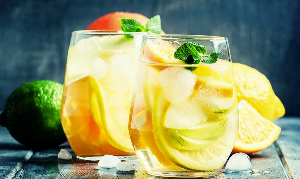 Let og forfriskende i sommervarmen - hvid sangria er en superlækker velkomstdrink. opskrift på hvid sangria