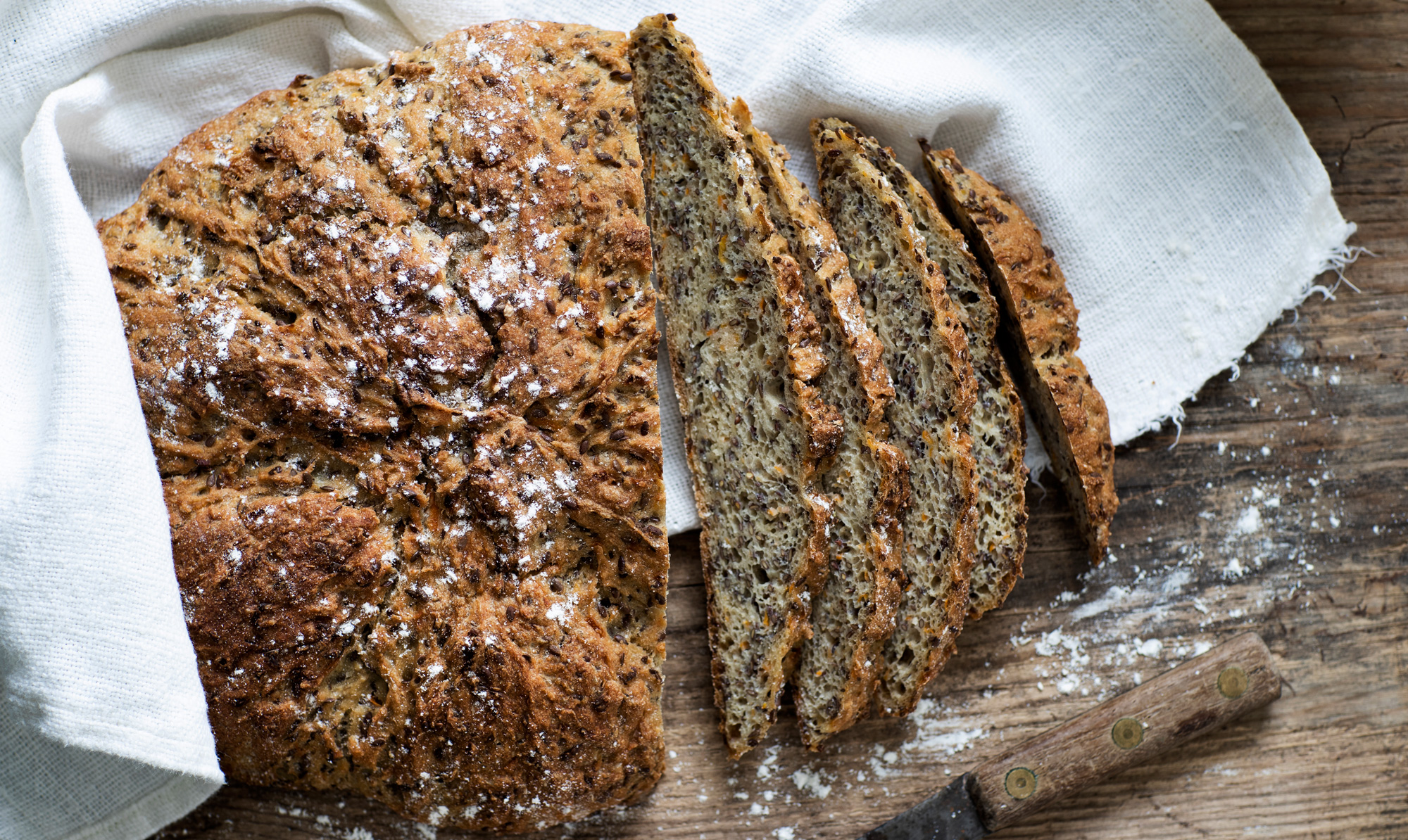 Lækkert og saftigt gulerodsbrød. Gulerodsbrød med hørfrø