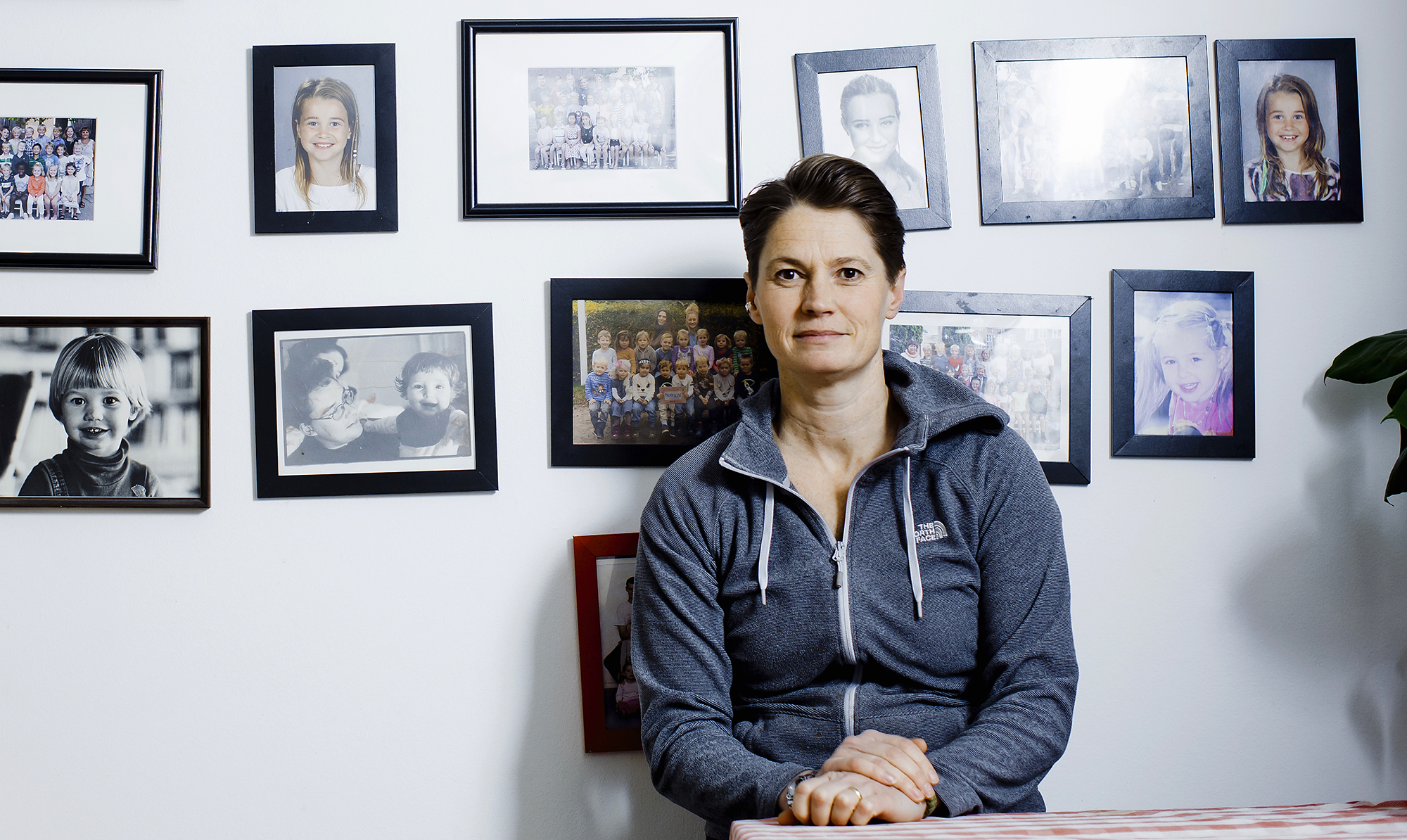 "Min første tanke var: Nu har jeg en faglighed. Nu har jeg råd til en bil, en lejlighed og en skilsmisse, hvis det er det, jeg får brug for," fortæller TV-vært Nynne Bjerre Christensen i dette interview med Hjemmet. Nynne Bjerre Christensen interview Hjemmet