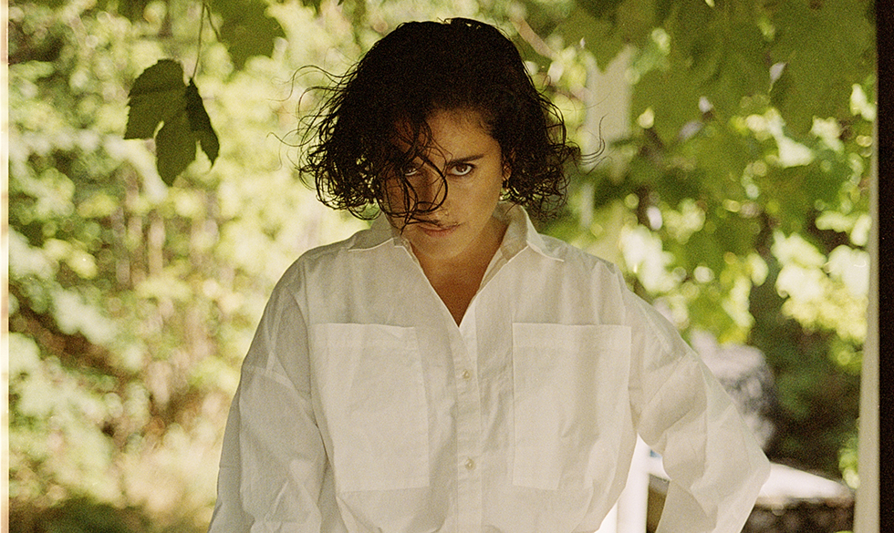 Styling: Johanne Ida Chappell. Hår og makeup: Mette Schou / Agentur CPH. Özlem Sağlanmak: "Jeg har altid været på vagt og meget bevidst om, at folk kigger på mig og ser alle mulige ting for sig. Og jeg har kæmpet for at komme ud af den kasse"