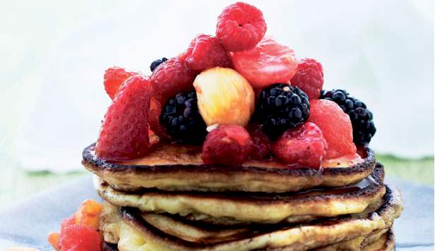 Amerikanske pandekager med frugtsalat. Amerikanske pandekager