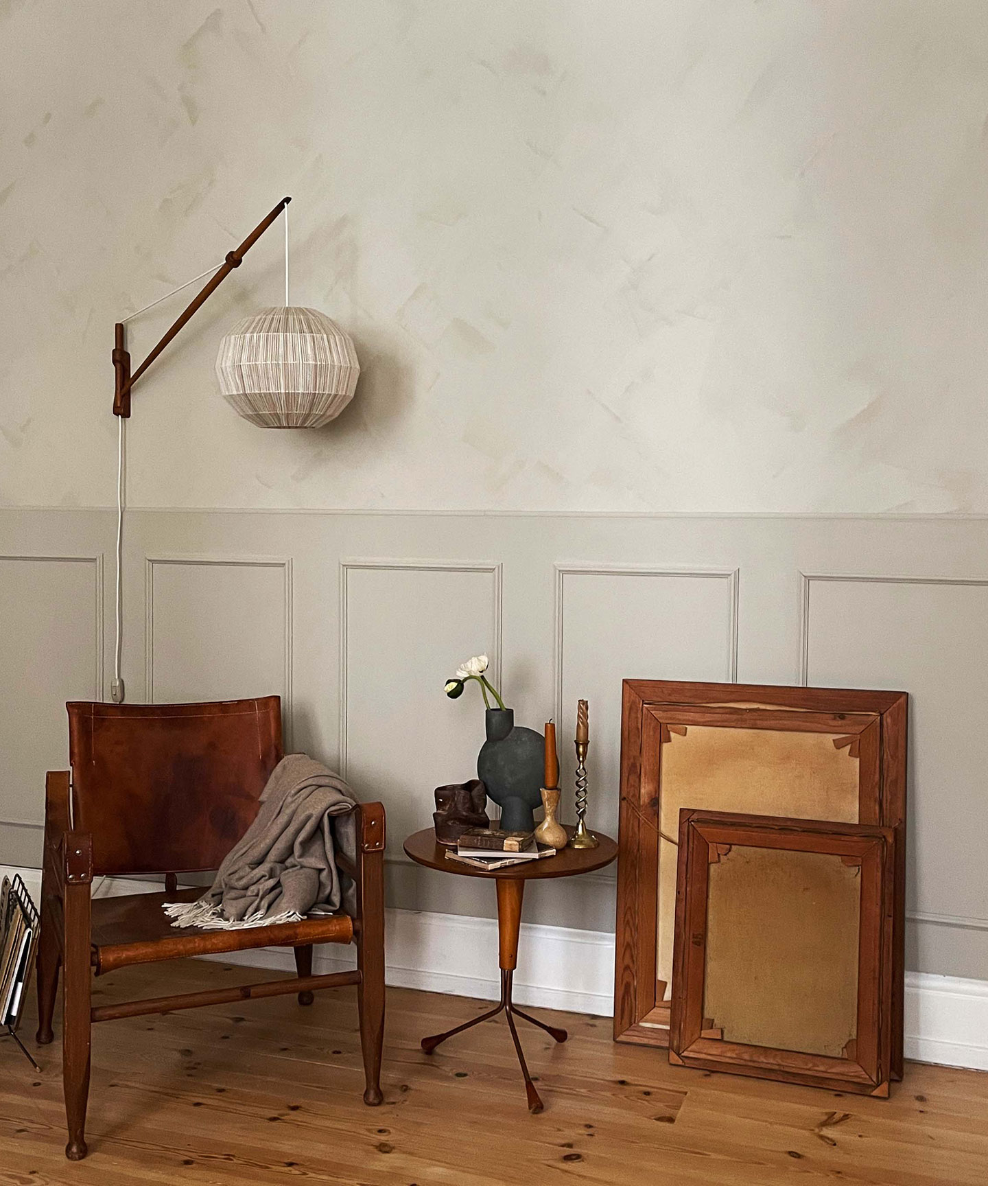 Safaristol, Albert Larsson bord fra AUDO, tæppe fra Fritz Hansen, vase fra 101 Copenhagen, lysestager fra Madam Stoltz og Vintage Le Klint væglampe (Ikke original skærm).