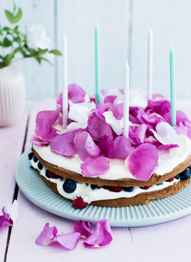 Smuk rosenlagkage med pynt.