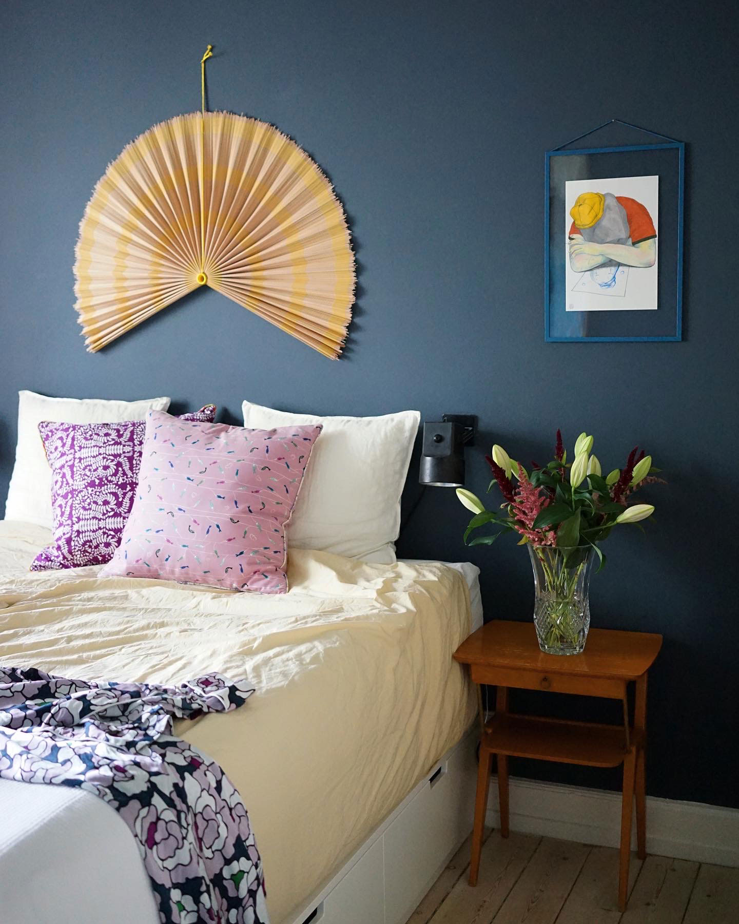 Soveværelset er malet med farven Deco Blue fra Jotun. Den smukke vifte over sengen er fra Sakura Copenhagen,