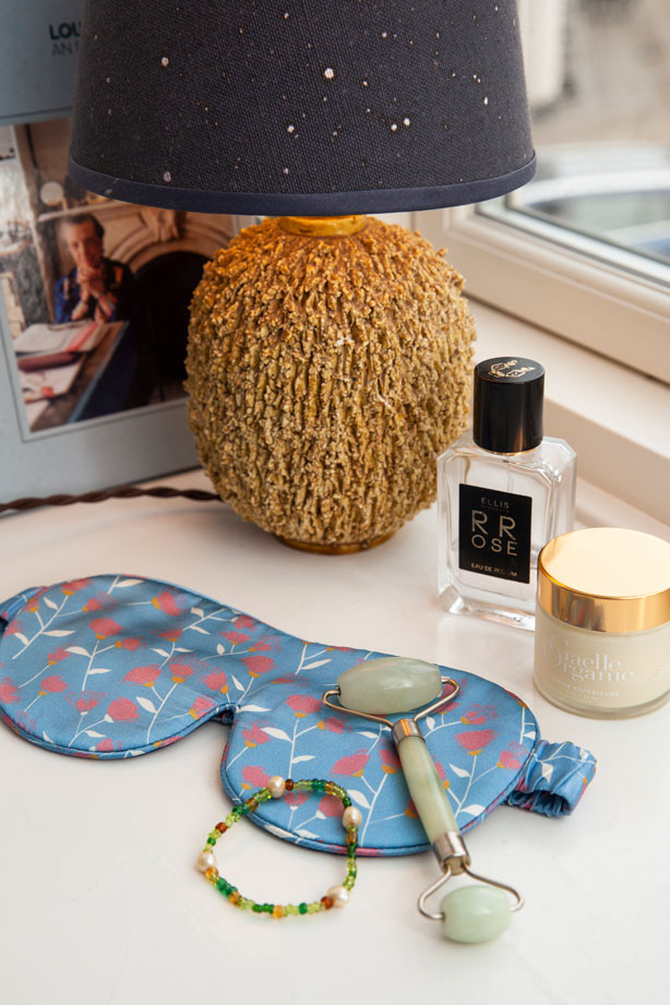 Sovemaske fra The Beauty Sleeper, parfume fra Ellis, creme fra Gaelle Organic og vintage- armbånd.