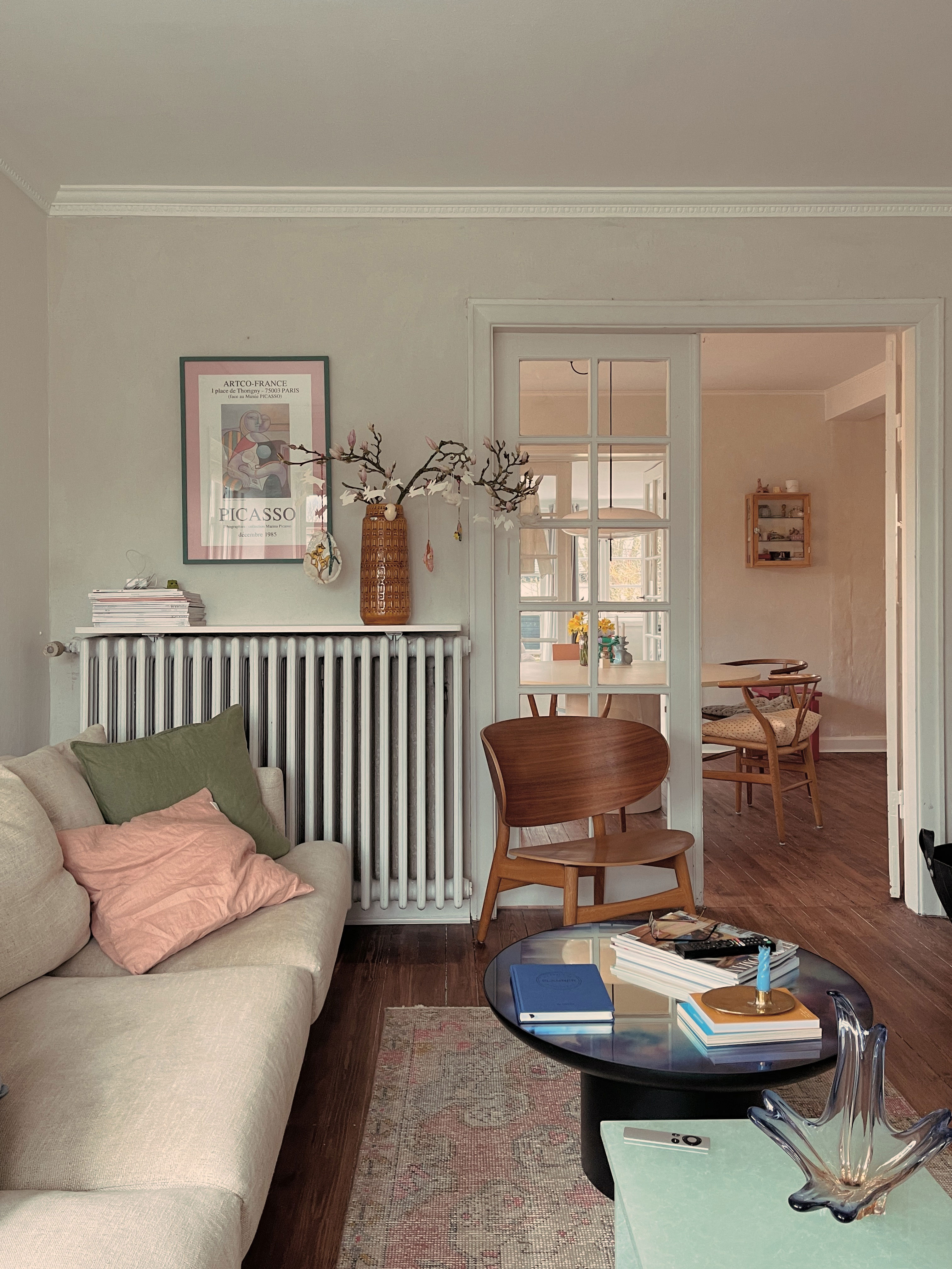 Loungestol fra Wegner og sofaborde fra Les Coulisses