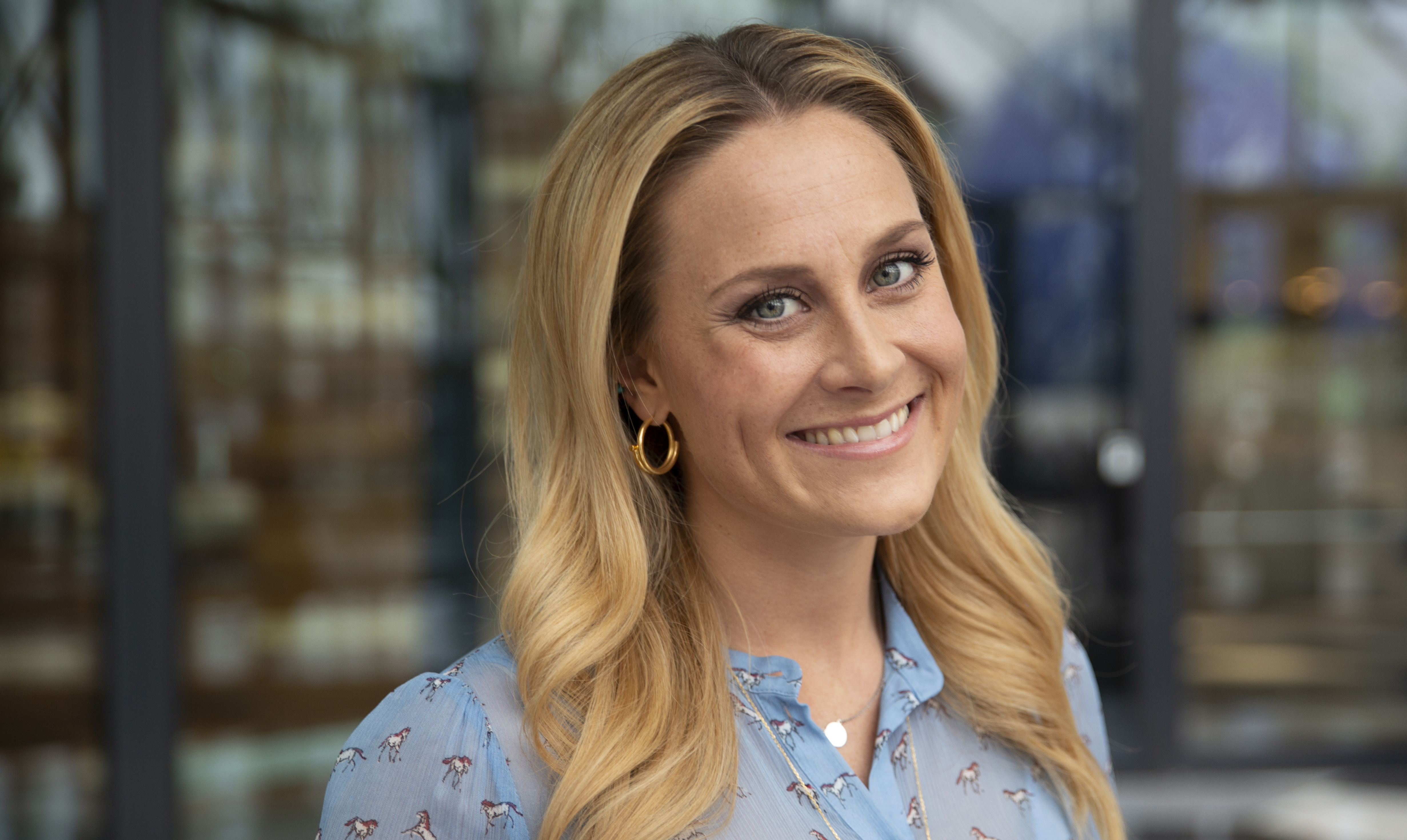 Mette Bluhme Rieck er 37 år og journalist og tv-vært. Vært på "Danmark derhjemme”" på DR1. Kendt fra bl.a. "Aftenshowet" og "Danmarks næste klassiker". Kæreste med kunsthandler og tv-vært Kasper Nielsen. Sammen har de sønnen Viggo på 1 år. Mette Bluhme Rieck