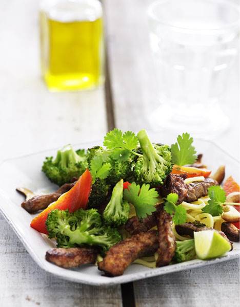 Wokstegt oksekød med broccoli, nudler og cashewnødder
