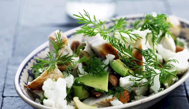 Blomkål og kyllingesalat med avocado og mandler Opskrift på blomkål og kyllingesalat med avocado og mandler