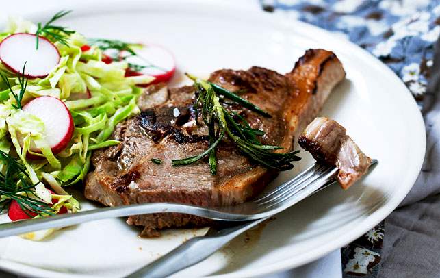 Lammekoteletter med spidskålsalat Opskrift på lammekoteletter med spidskålsalat