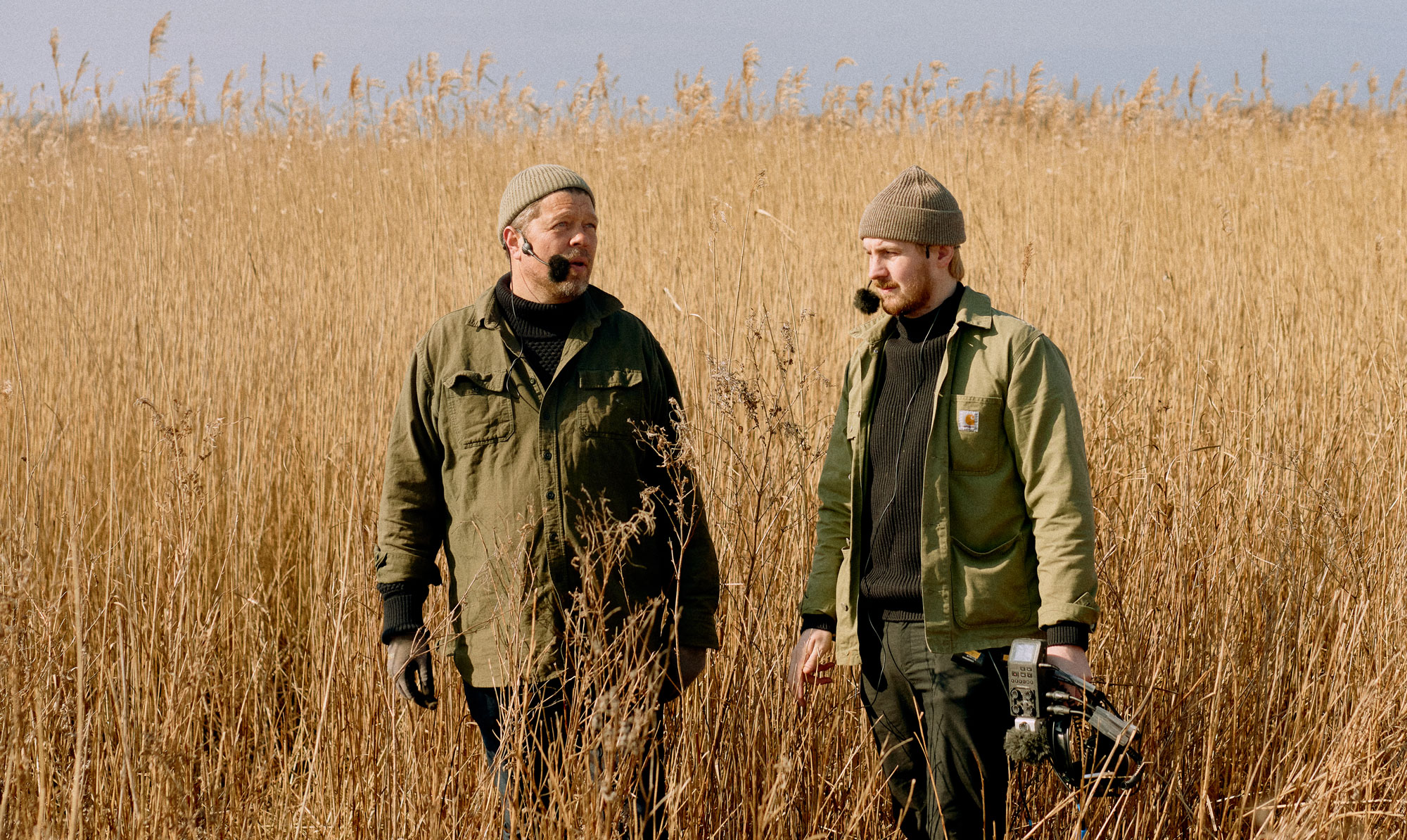 Sankeekspert Thomas Laursen (t.v.) og jæger og fikser Peter Ørbæk (t.h.) tager os med ud i naturen og viser os, at det vilde er vildt nemt at være i. Nyt afsnit af Sidelæns: Vi vil allesammen mere ud i naturen. Men hvordan er det nu lige, man gør?