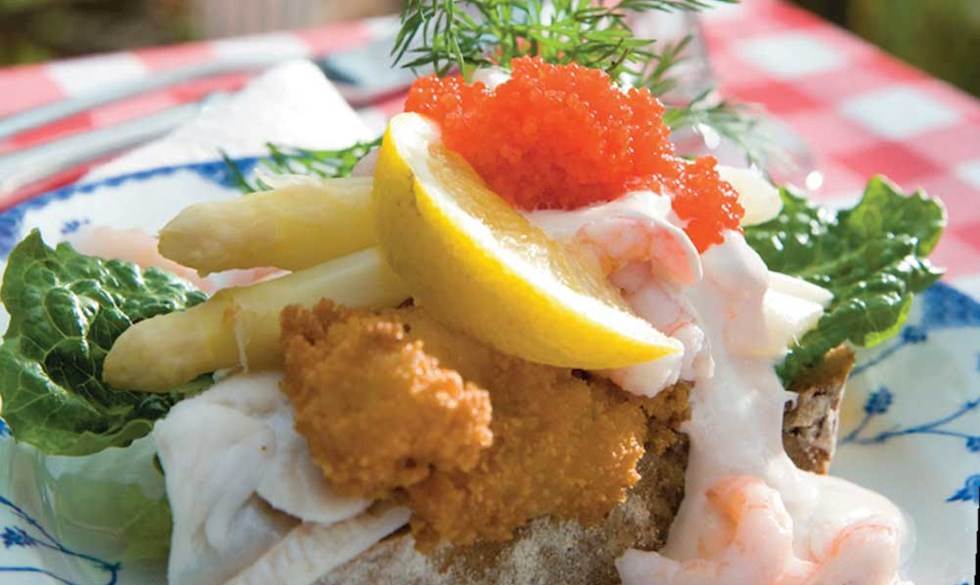 Klassisk dansk smørrebrød, når det er allerbedst - Stjerneskud med fiskefilet. Stjerneskud smørrebrød