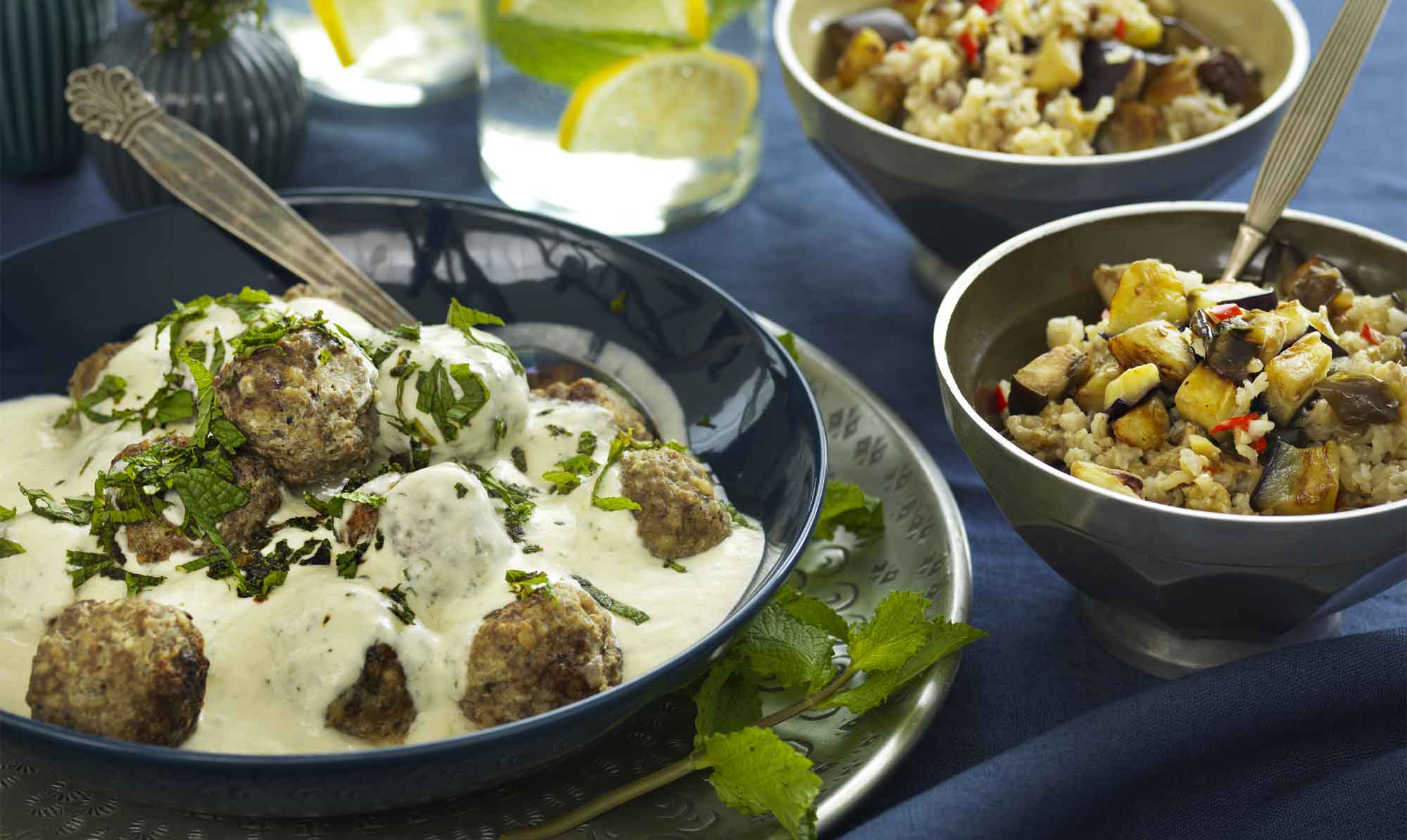 Saml familien omkring bordet til en god middag - fx. lækre lammefrikadeller med myntesovs. lammefrikadeller