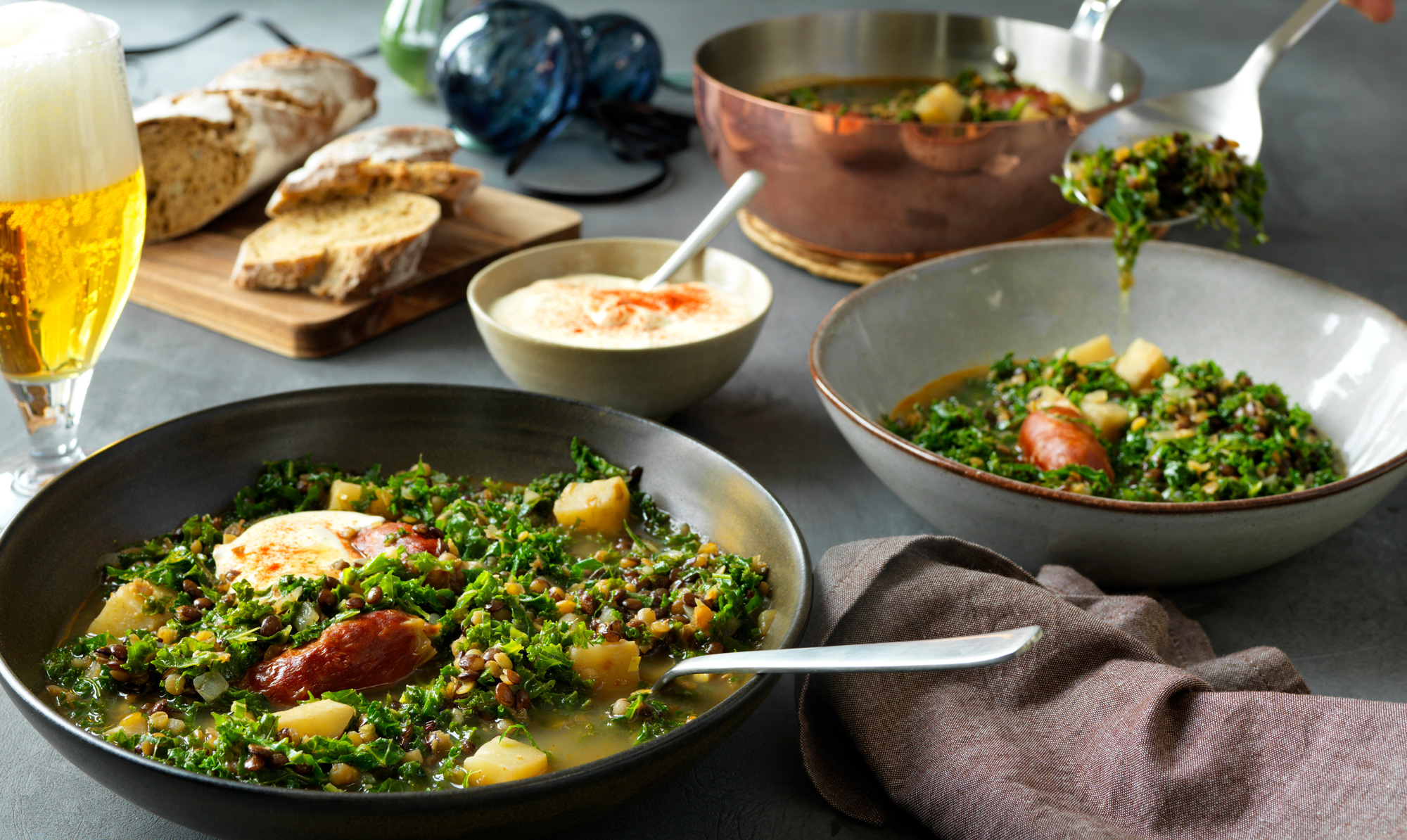 Lækker og fyldig suppe. Grønkålssuppe med linser og chorizopølser