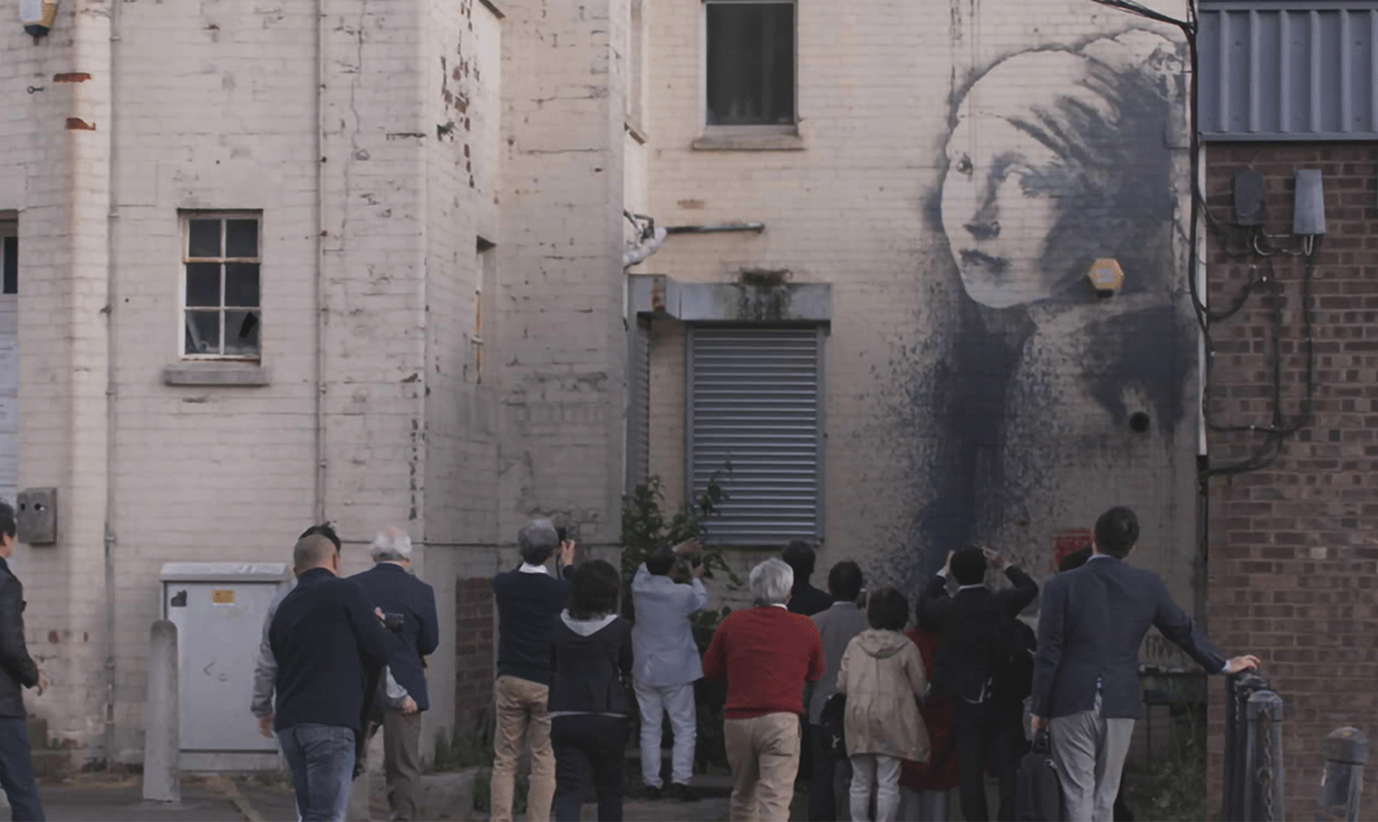 Alt, Banksy rører ved, skaber stor interesse. Her stimler folk sammen ved et af hans nyere vægmalerier. Ny dokumentar jagter Banksy