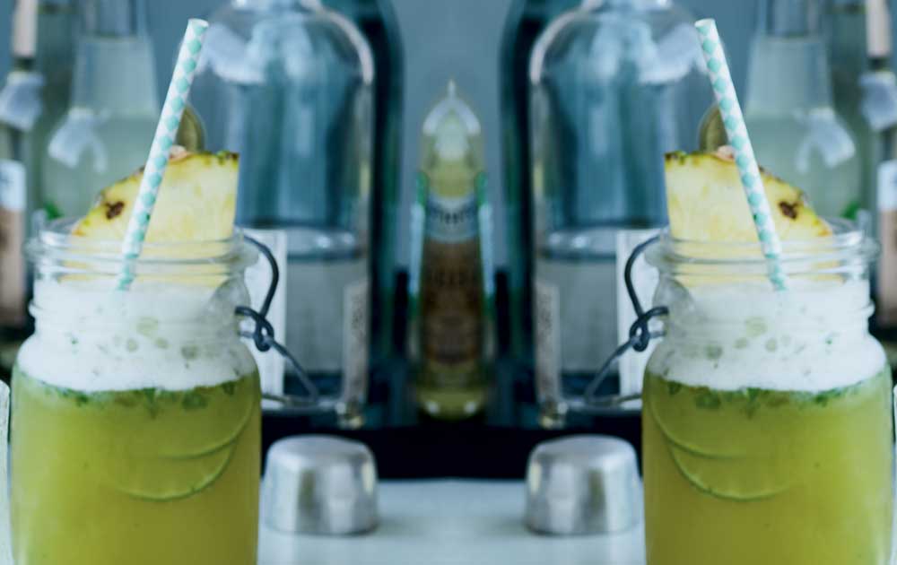 Skøn drink med ananas til sommerfesten eller en hygge aften på terrassen. Lækker sommerdrink med ananas