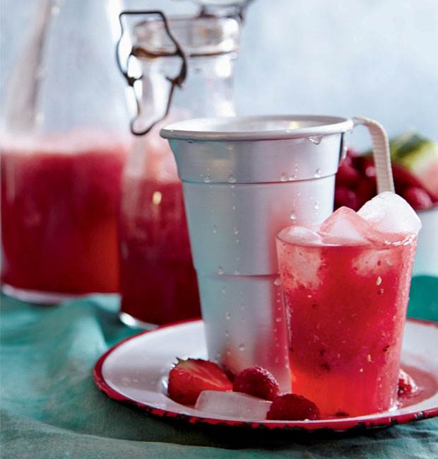 Hindbærcooler med melon, jordbær og æblesaft